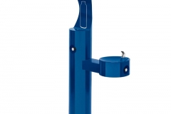 fuente de agua publica con brazo azul