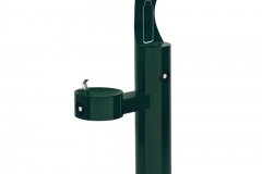 fuente de agua publica con brazo verde